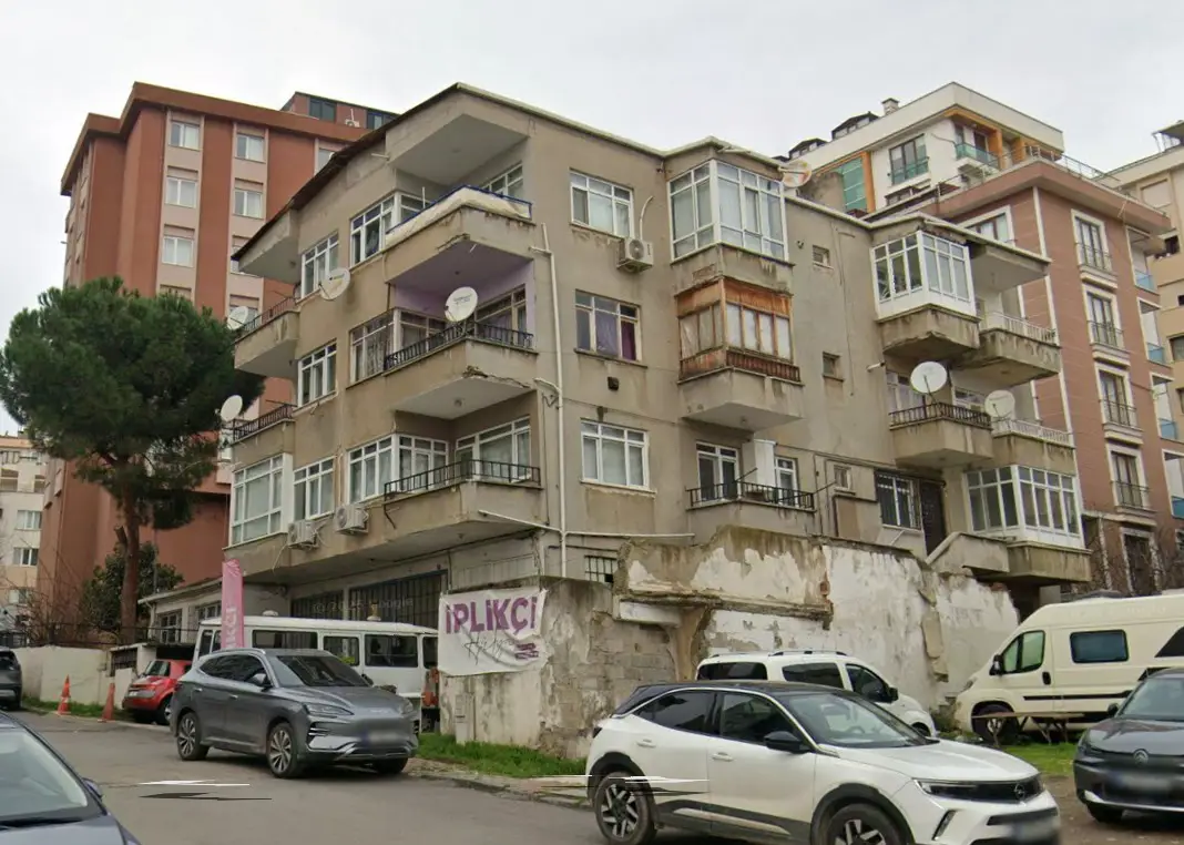 KARTAL YUKARI MAH ’DE 3 BALKONLU BELEDİYE ARKASI YATIRIMLIK SATILIK DAİRE