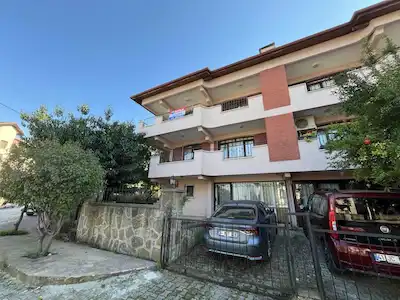 KARAMÜRSEL’DE SİTE İÇİNDE, EŞYALI 3 KATLI 3+2 VİLLA | 260 M² BRÜT