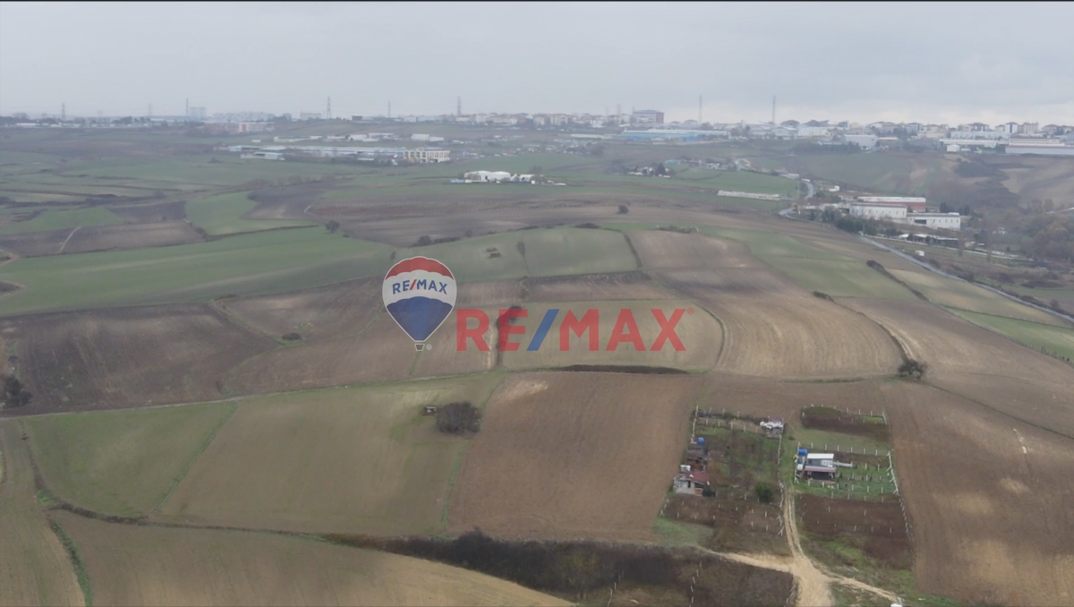 HADIMKÖY YEŞILBAYIR MAHALLESI'NDE ANA CADDEYE 2.PARSEL 2.570 M2