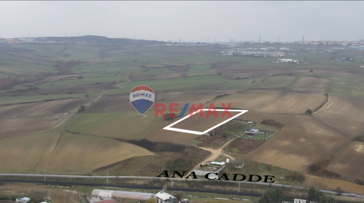 HADIMKÖY YEŞILBAYIR MAHALLESI'NDE ANA CADDEYE 2.PARSEL 2.570 M2