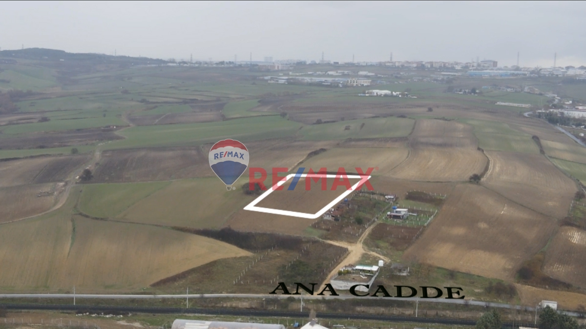 HADIMKÖY YEŞILBAYIR MAHALLESI'NDE ANA CADDEYE 2.PARSEL 2.570 M2