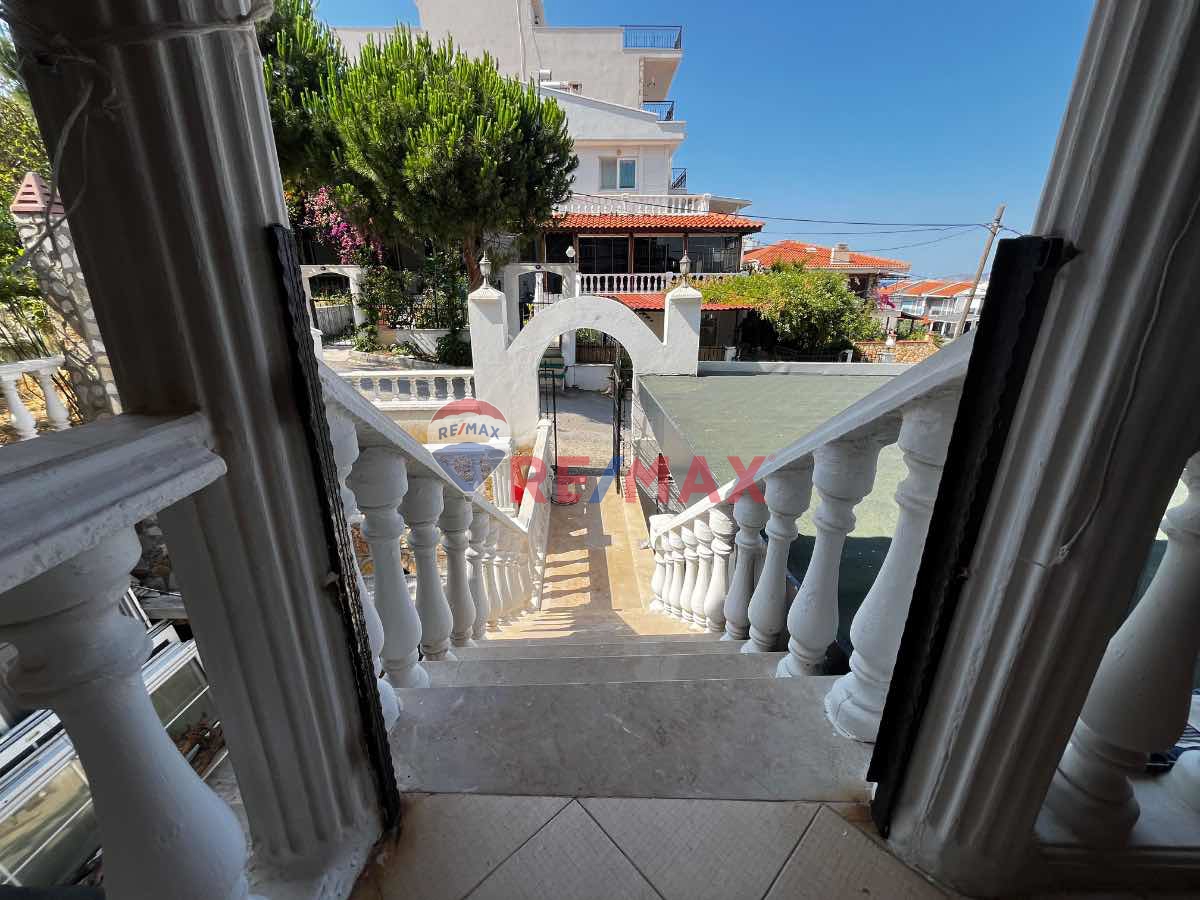 YENI FOÇA BURUNUCU DENİZ MANZARALI KİRALIK DUBLEKS VİLLA