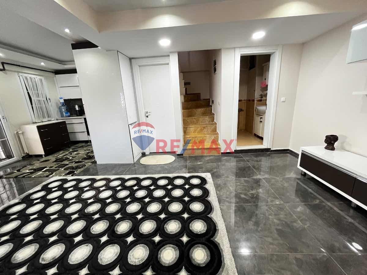 YENI FOÇA BURUNUCU DENİZ MANZARALI KİRALIK DUBLEKS VİLLA