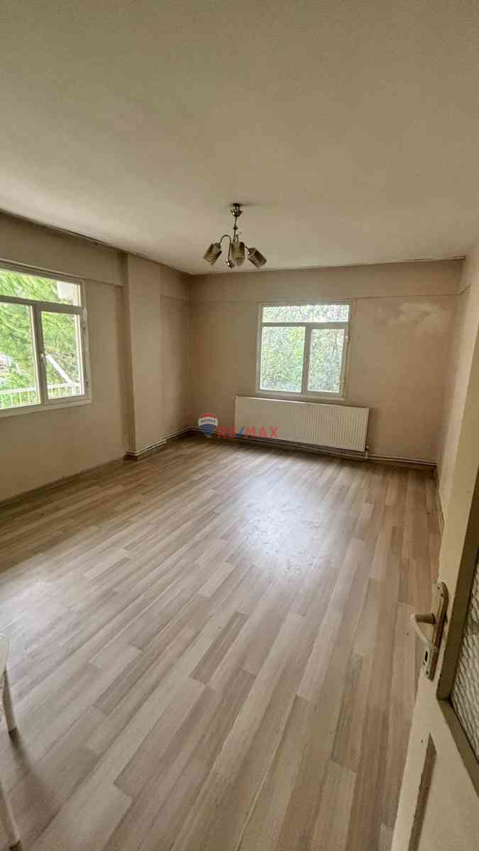 ALIAĞA MERKEZDE HASAN MIRASÇI SOKAKTA 2+1 DOĞALGAZLI ARAKAT DAIRE