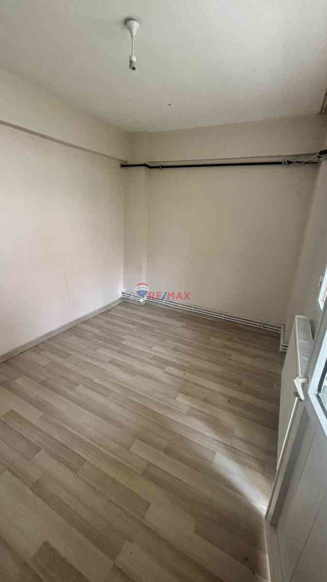 ALIAĞA MERKEZDE HASAN MIRASÇI SOKAKTA 2+1 DOĞALGAZLI ARAKAT DAIRE