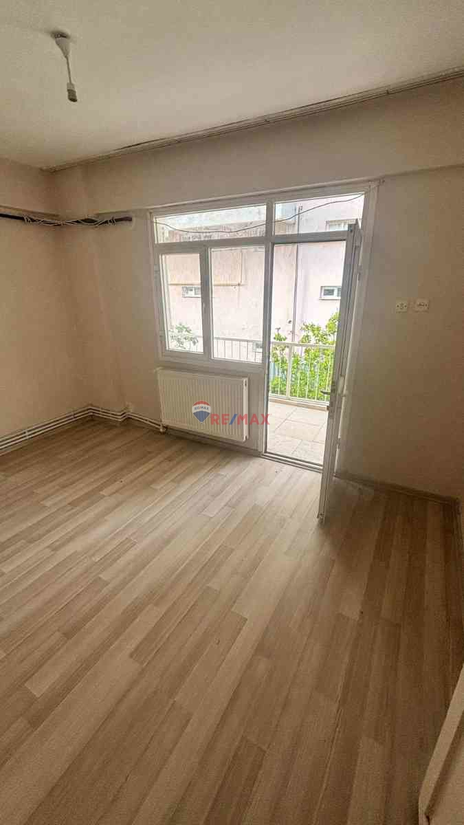 ALIAĞA MERKEZDE HASAN MIRASÇI SOKAKTA 2+1 DOĞALGAZLI ARAKAT DAIRE