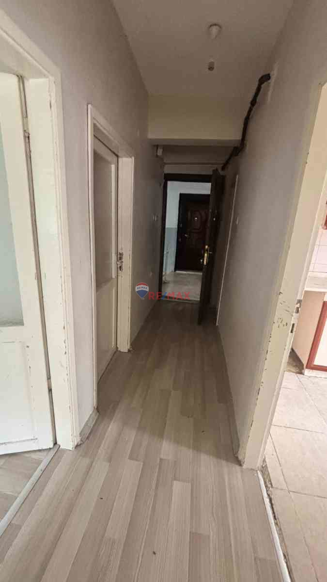 ALIAĞA MERKEZDE HASAN MIRASÇI SOKAKTA 2+1 DOĞALGAZLI ARAKAT DAIRE