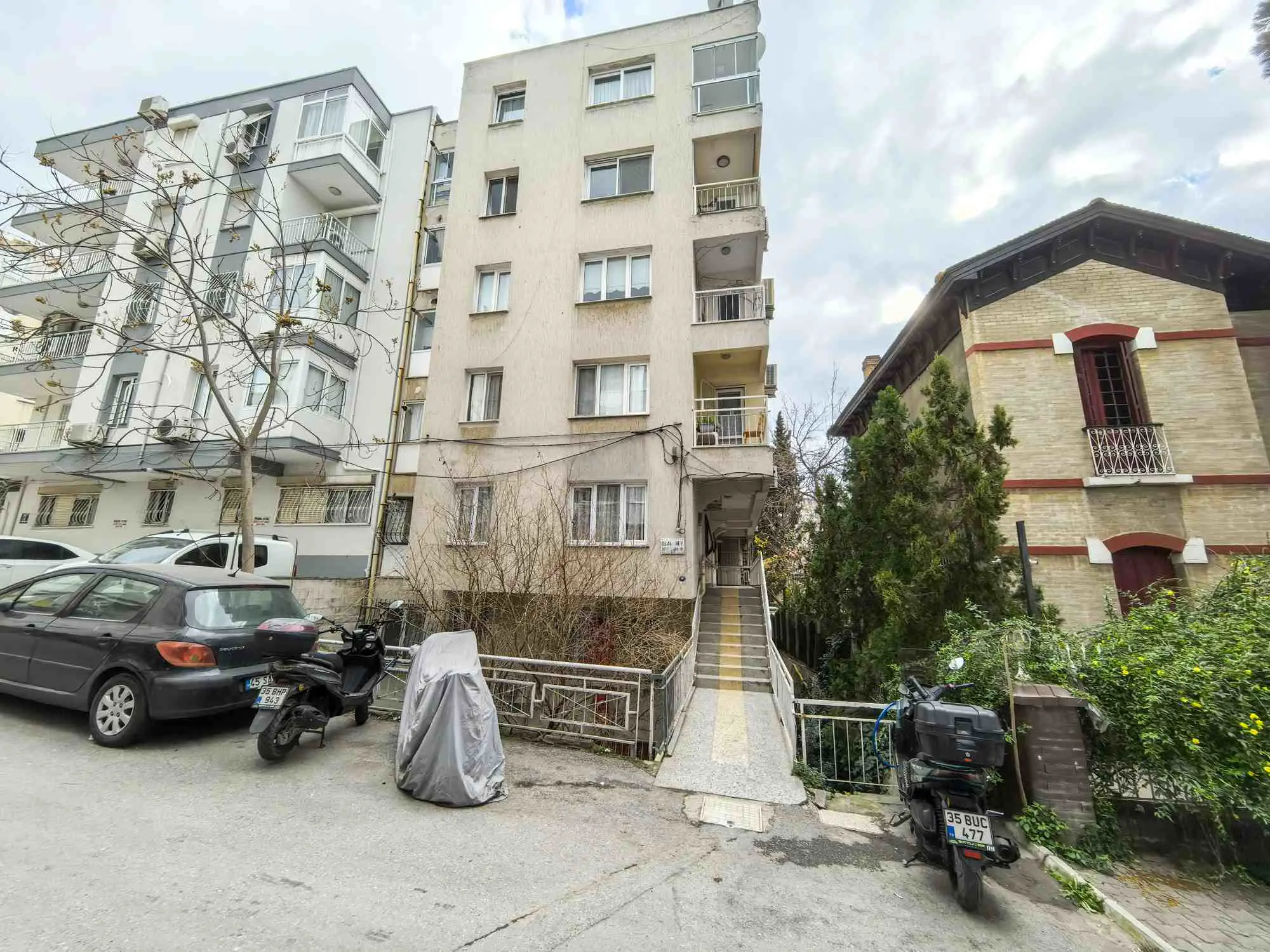 KONAK GÖZTEPE METRO VE AMERIKAN KOLEJI YAKINI SATILIK 2+1 DAIRE  -  ALPER GETE REMAX JOLLY