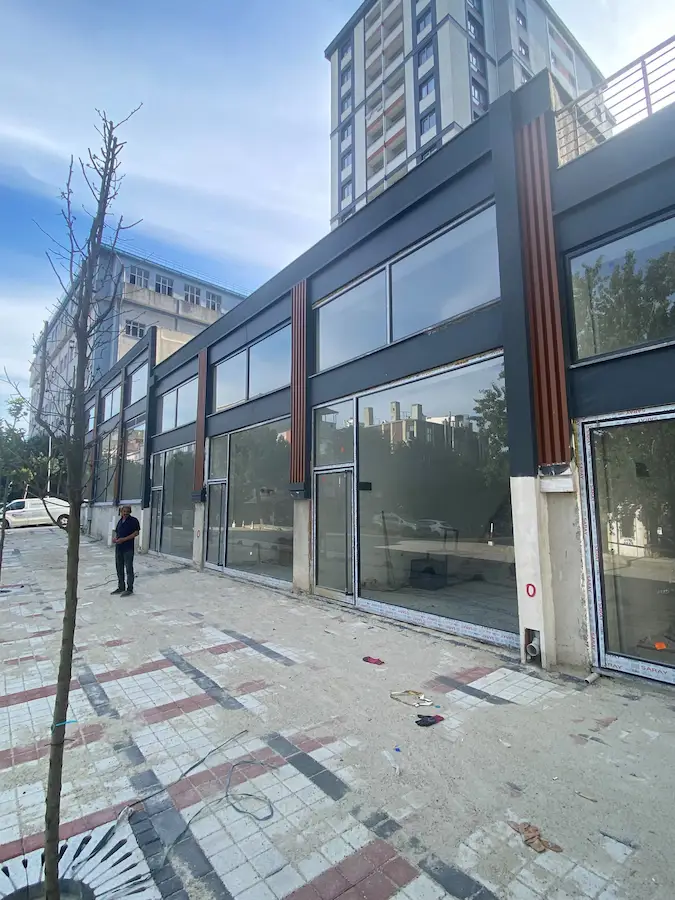 KURUMSALA ÖZEL MEGA LIFE PROJESİNDE ASMA KAT KULLANIMLI 100M2 TİCARİ DÜKKAN