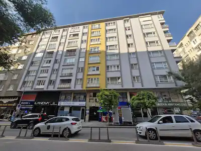 RE/MAX MOD'DAN ATATÜRK CADDESİ'NDE GENİŞ DUBLEX 2+0 SATILIK DAİRE