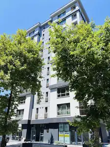 KOZYATAĞI MAHALESİNDE YAPIMI YENİ TAMAMLANAN APARTMANDA ARA KAT ÖN CEPHE KİRALIK DAİRE