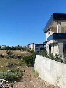 BAĞLICA MIT YERLEŞKESINE KOMŞU HISSELI VILLA ARSASI.