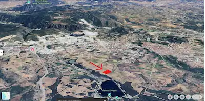 REMAX ASHILL BILECIK PELITÖZÜ GÖLETINE KOMŞU YOLA CEPHELI ARAZI