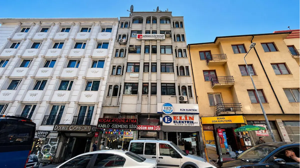 ULUS SANAYİ CADDESİ ÜZERİNDE DOĞAN HAN'DA SATILIK OFİS