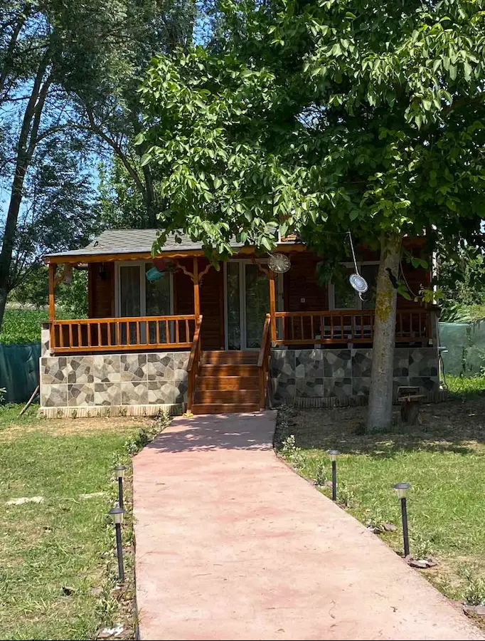 SÖĞÜTLÜ DE GÜNEŞ ENERJİLİ EŞYALI,ARSLANLAR GÖLET YAKINI BAĞ EVİ 3