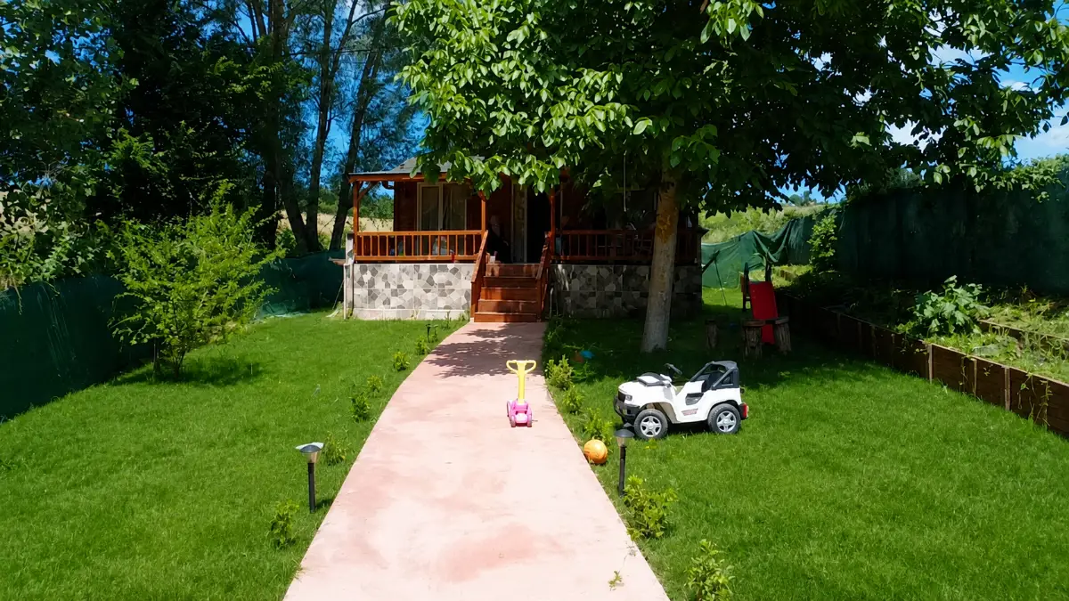 SÖĞÜTLÜ DE GÜNEŞ ENERJİLİ EŞYALI,ARSLANLAR GÖLET YAKINI BAĞ EVİ