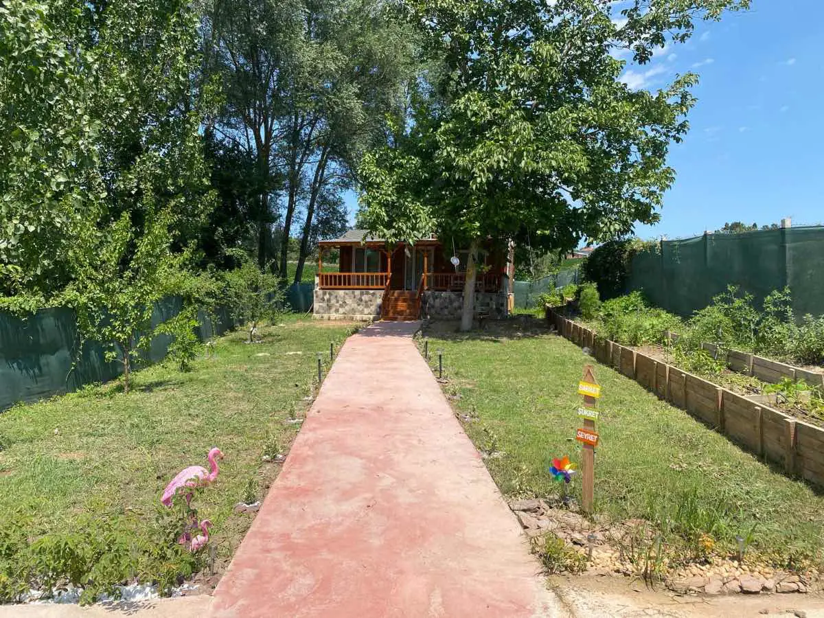 SÖĞÜTLÜ DE GÜNEŞ ENERJİLİ EŞYALI,ARSLANLAR GÖLET YAKINI BAĞ EVİ 2