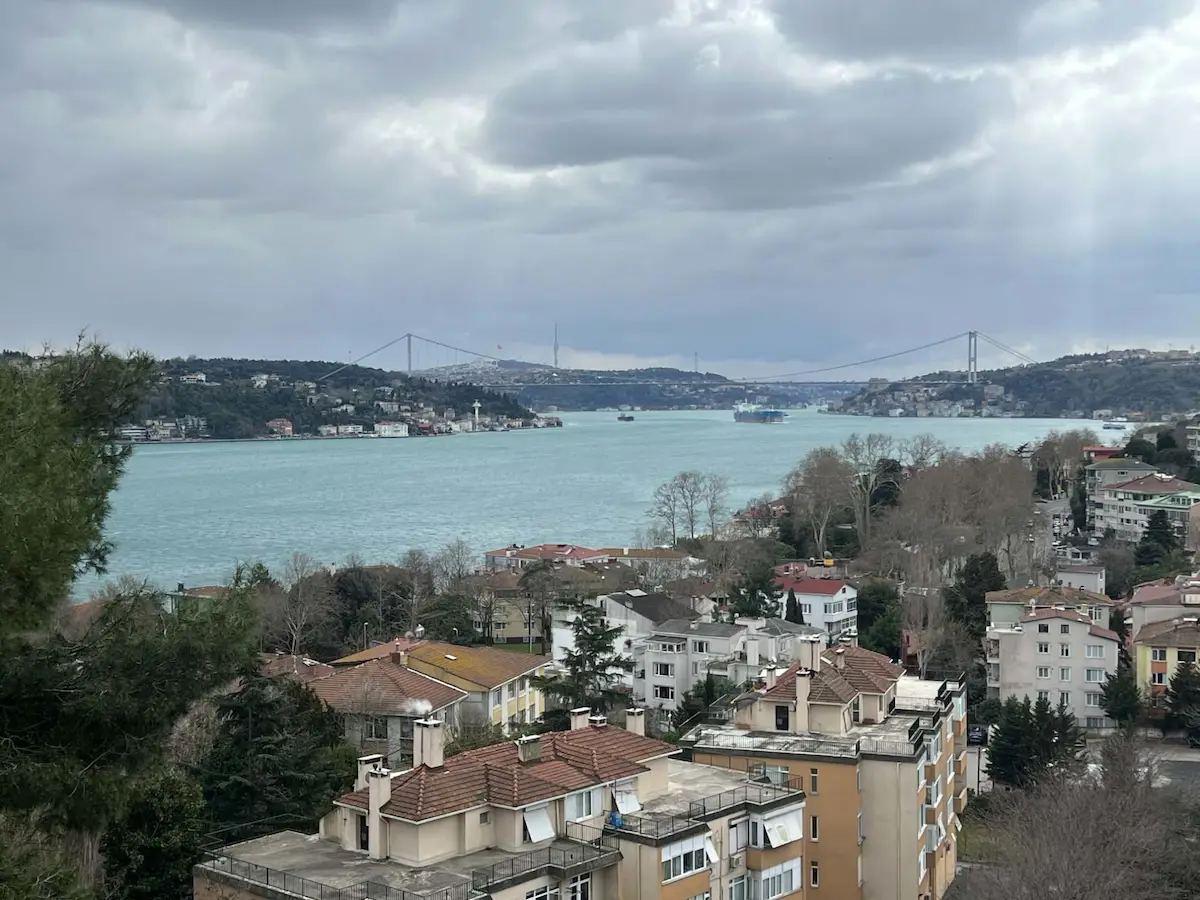 YENİKÖY MİMARLAR SİTESİ’NDE BOĞAZ MANZARALI, ÖZEL BAHÇELİ SATILIK DAİRE