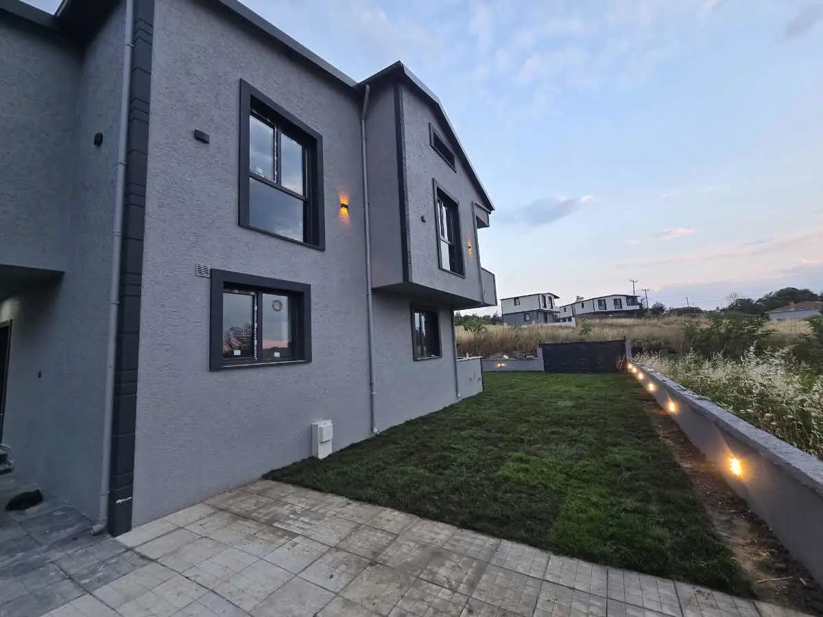 400 M2 ARSA İÇİNDE 3+1 İKİ YOLA CEPHE FERAH VİLLA