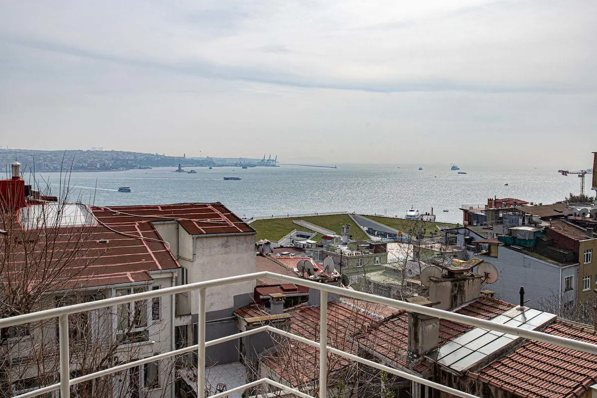 GÜMÜŞSUYU’NDA BOĞAZ MANZARALI, GENİŞ 2+1 DAİRE