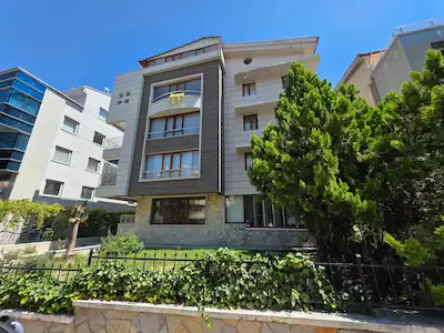 HİLAL MAHALLESİ 696. SOKAKTA MOBİLYALI 3+1 DAİRE