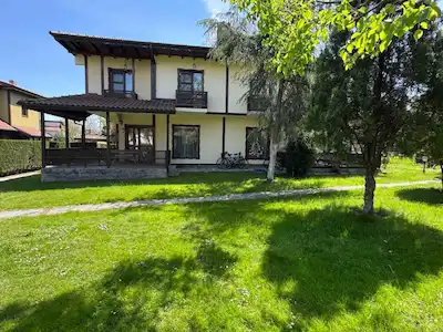 SAPANCA’DA SİTE İÇİNDE YILLIK KİRALIK VİLLA…