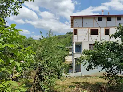 SAKARYA AKYAZI'DA BAHÇE İÇİNDE 2+1 DAİRE VE 250M2 İMARLI ARSASI