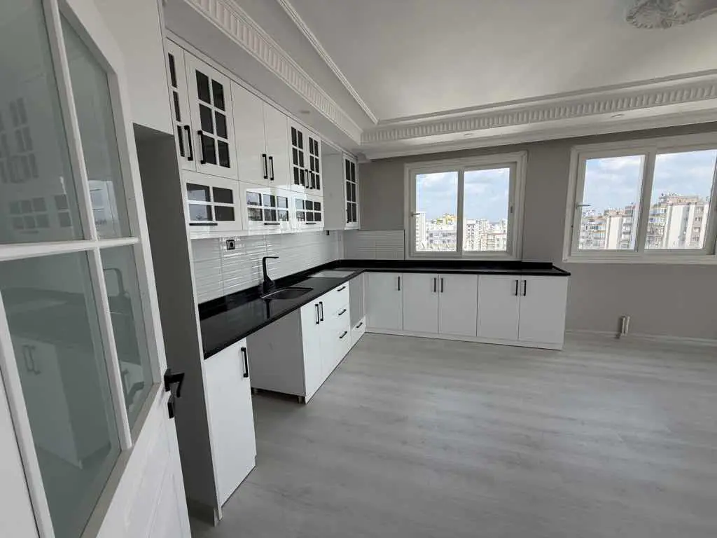 RE/MAX OVA’DAN | YURT MAHALLESİ’NDE SEYHAN GÖL MANZARALI SATILIK 4+1 DAİRE