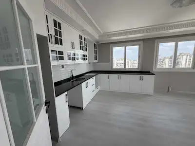 RE/MAX OVA’DAN | YURT MAHALLESİ’NDE SEYHAN GÖL MANZARALI SATILIK 4+1 DAİRE
