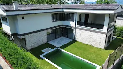 KIRKPINAR BAĞDAT CADDESINDE GENIŞ MÜSTAKIL 600 M2 ARSA IÇERISINDE AVANTAJLI VILLA