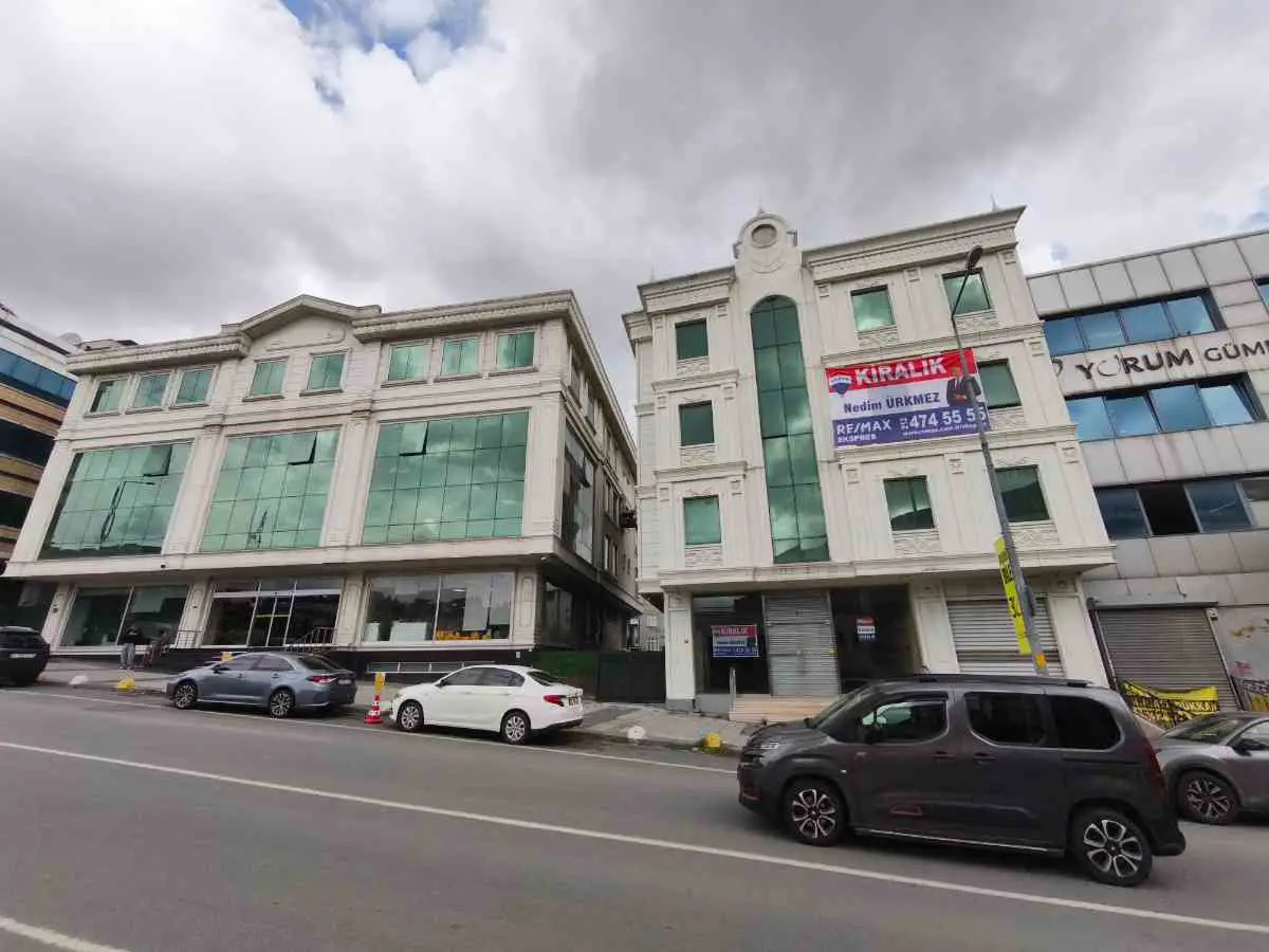 CADDE ÜZERİNDE 30 ARAÇLIK OTOPARKLI İSAKNLI KİRALIK KOMPLE BİNA