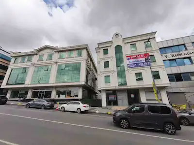 CADDE ÜZERİNDE 30 ARAÇLIK OTOPARKLI İSAKNLI KİRALIK KOMPLE BİNA