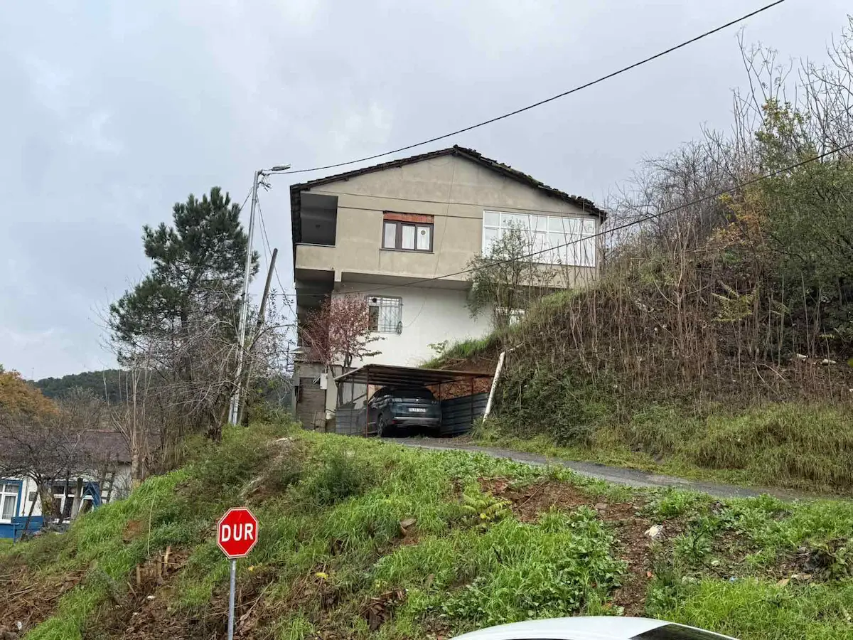 ÜMRANİYE TOPAĞACI'NDA BİNGÖL CADDESİ ÜZERİNDE 280 M² 5+2 BİNA