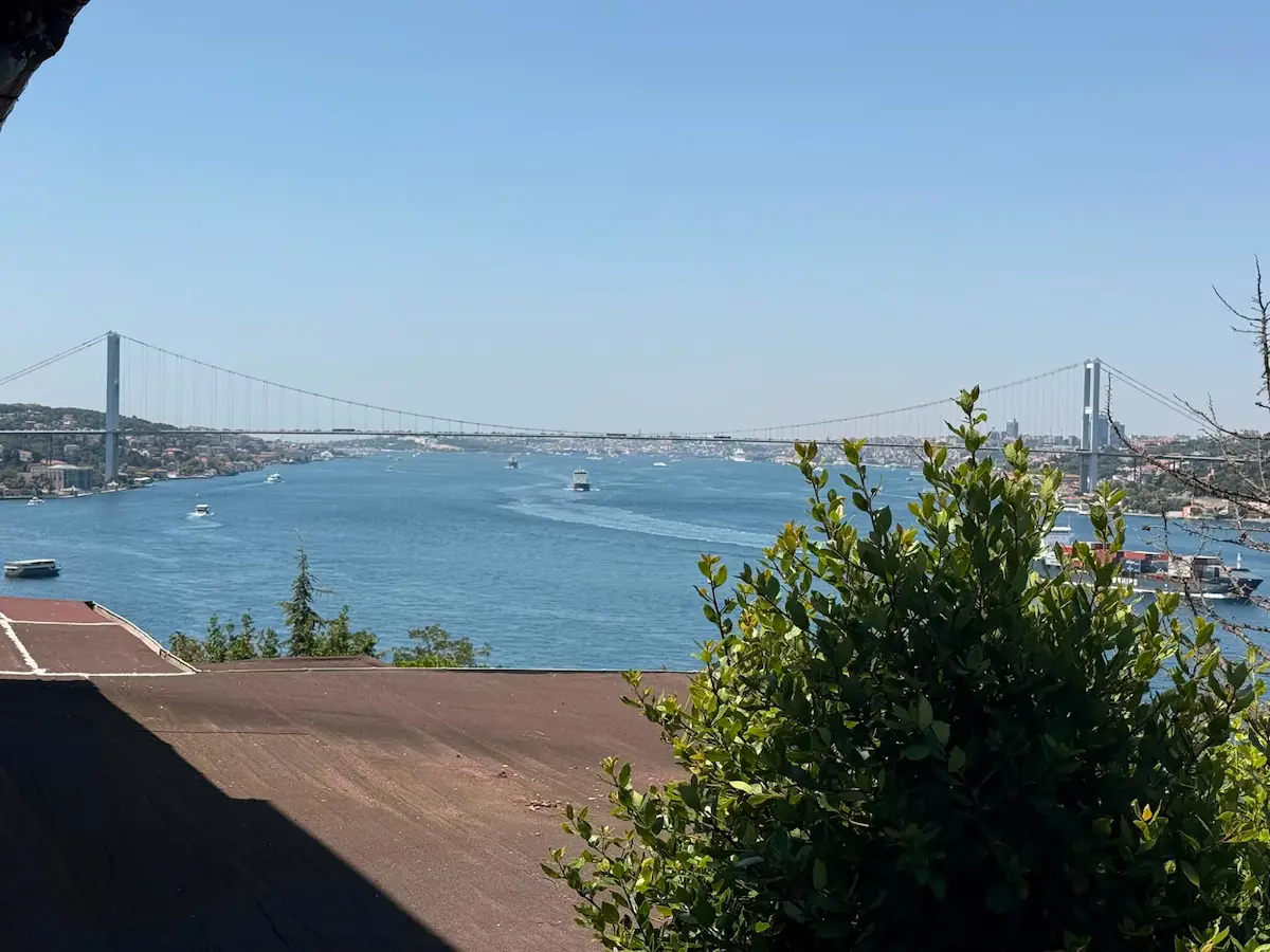 ÜSKÜDAR ÇENGELKÖY ’DE FULL BOĞAZ MANZARALI 3 KATLI KİRALIK BINA  
