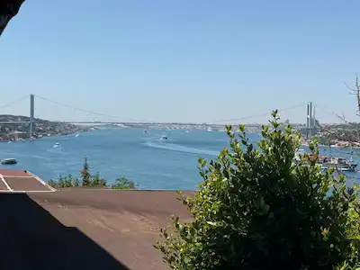 ÜSKÜDAR ÇENGELKÖY ’DE FULL BOĞAZ MANZARALI 3 KATLI KİRALIK BINA
