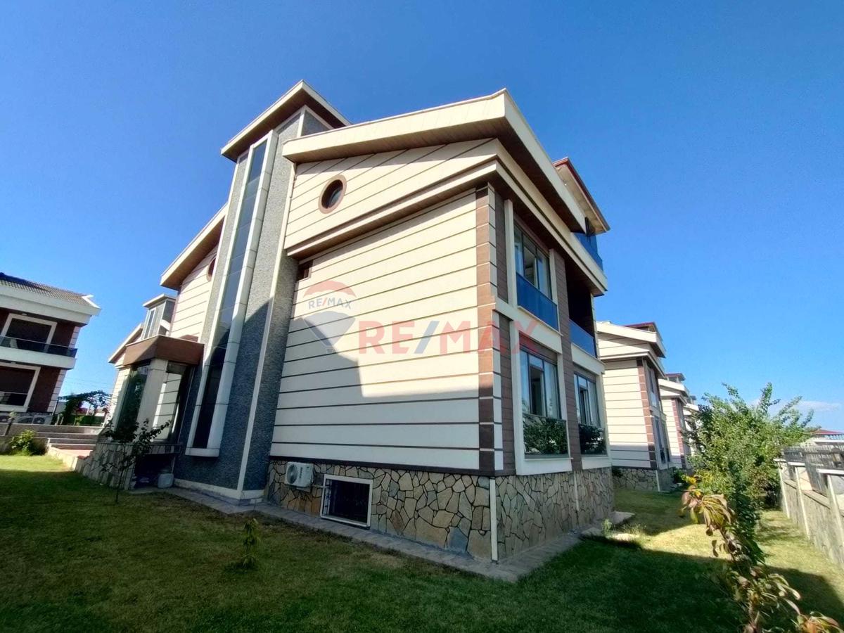 SITE IÇI, 4 KATLI, ASANSÖRLÜ, HIÇ KULLANILMAMIŞ, SATILIK LÜKS VILLA