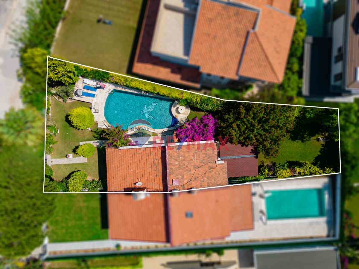 ÇEŞME BOYALIK'TA DENİZ MANZARALI ÖZEL HAVUZLU 4+1 KİRALIK VİLLA