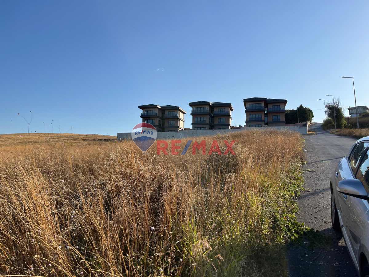 BÜYÜKÇEKMECE BAHÇELİEVLER MAHALLESİ VİLLALAR BÖLGESİNDE SATILIK ARSA