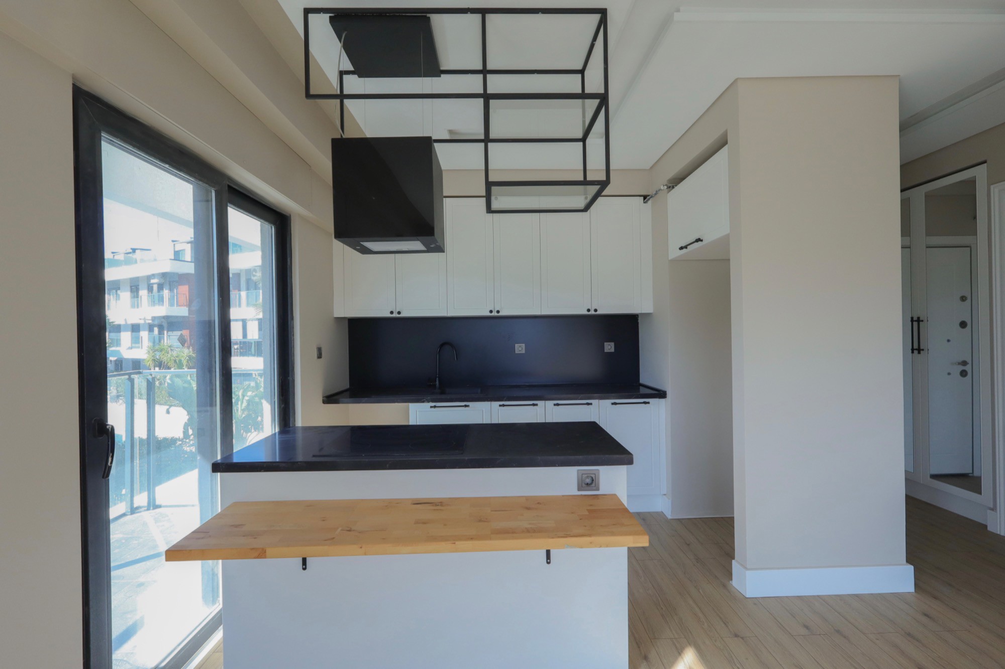 GÜVENDİK MAHALLESİ PERLA URLA SİTESİ'NDE KİRALIK 1+1 DAİRE