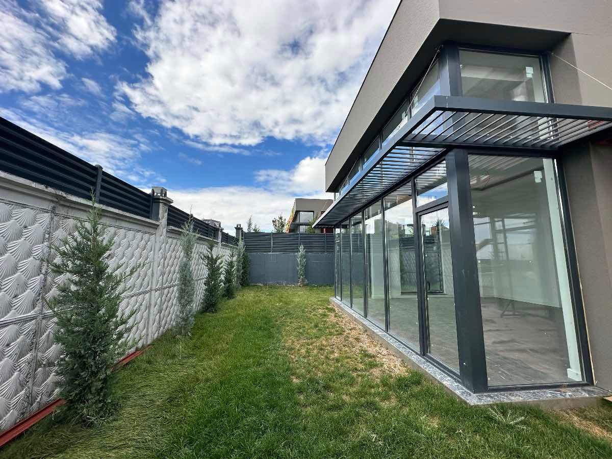 BAĞLICA 'NIN MERKEZINDE KIRALIK SIFIR 4+1 YERDEN ISITMALI VILLA