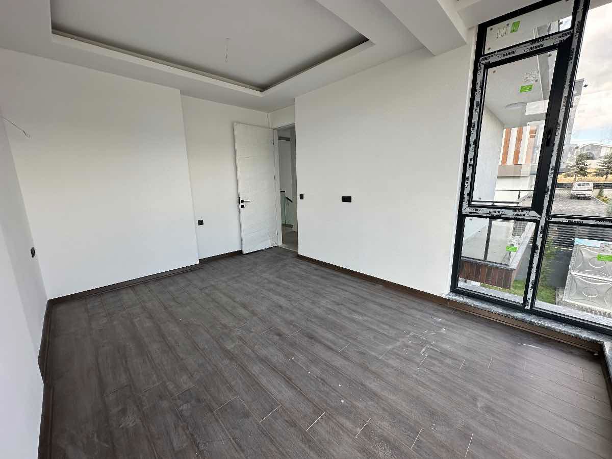 BAĞLICA 'NIN MERKEZINDE KIRALIK SIFIR 4+1 YERDEN ISITMALI VILLA