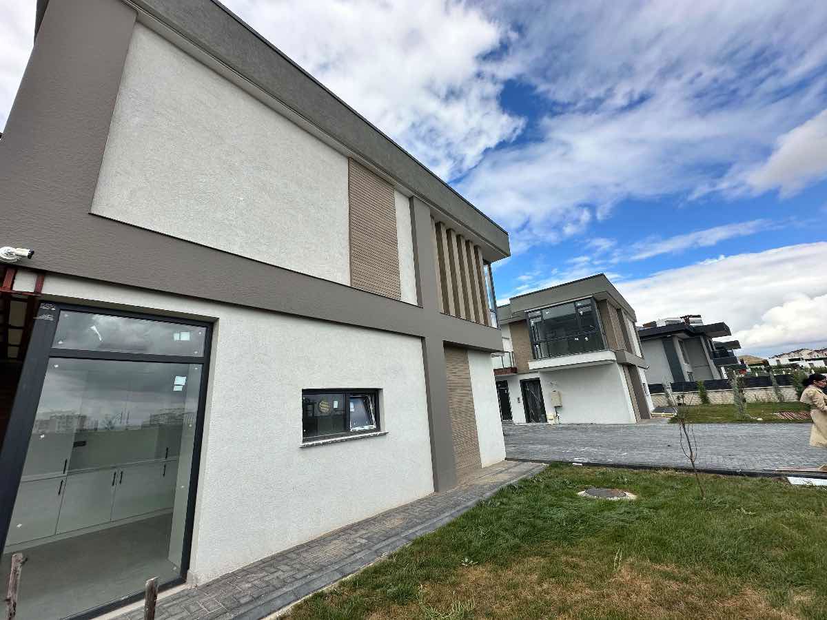 BAĞLICA 'NIN MERKEZINDE KIRALIK SIFIR 4+1 YERDEN ISITMALI VILLA