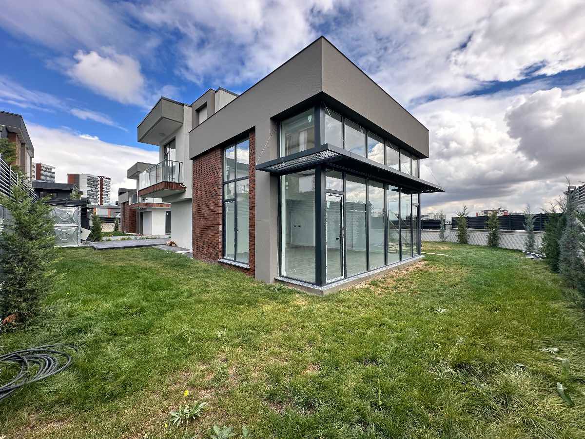 BAĞLICA 'NIN MERKEZINDE KIRALIK SIFIR 4+1 YERDEN ISITMALI VILLA