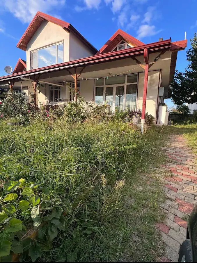 BAŞİSKELE YAKACIK MAHALLESİNDE MÜSTAKİL EV 800 M2 ARSA İÇERİSİND