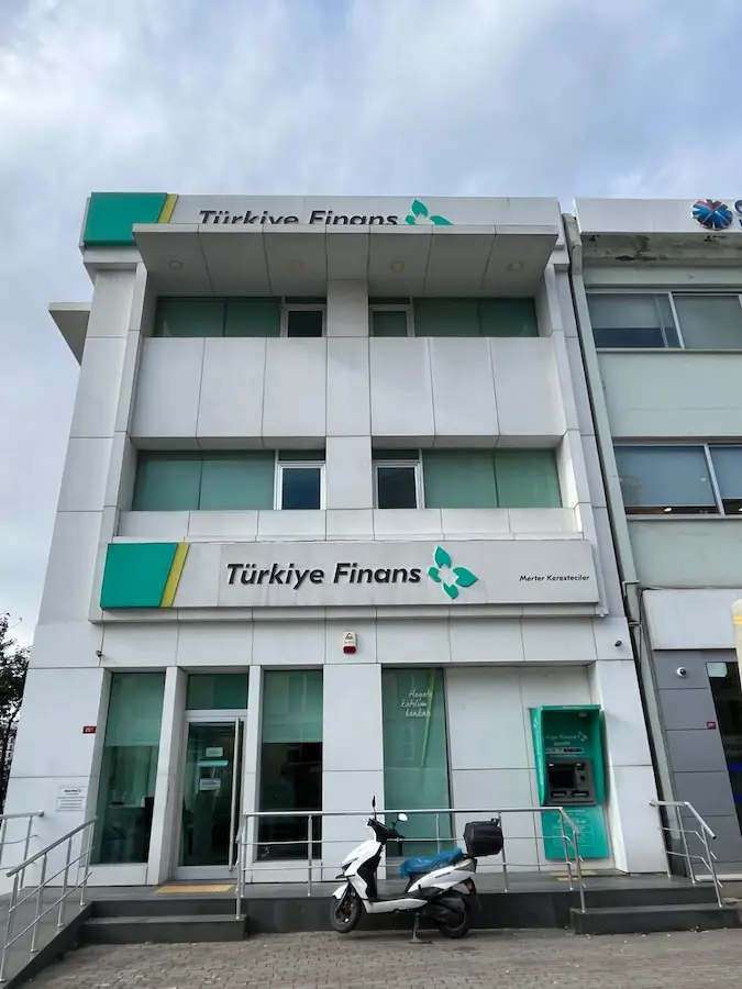 GÜNGÖREN KERESTECILER SITESINDE CADDE ÜSTÜ SATILIK BINA