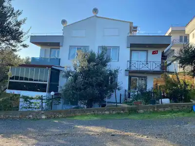 BURHANİYE PELİTKÖY'DE SAHİLE 500 METRE 4+2 TERASLI İKİZ VİLLA...