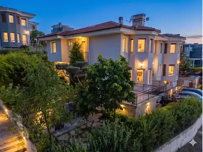 GÜZELBAHÇE KAHRAMANDERE'DE DENIZ MANZARALI HAVUZLU SATILIK VILLA
