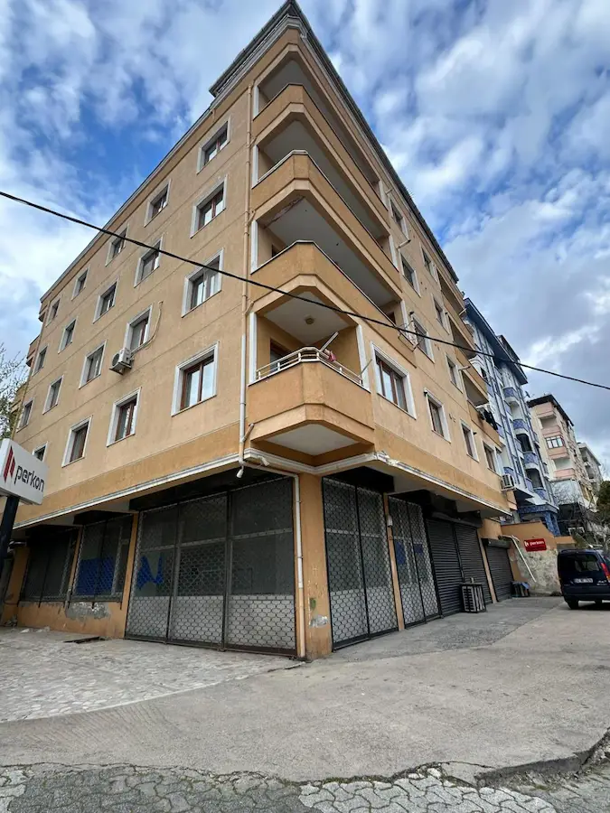 İNÖNÜ MAHALLESİNDE YEDİTEPE ÜNİVERSİTESİNE YAKIN KONUMDA DÜKKAN