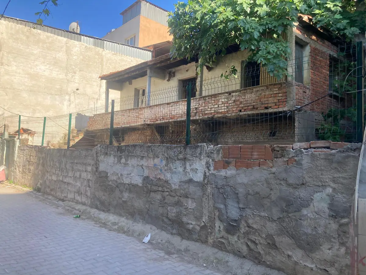 BORNOVA ÇAMDİBİ’NDE İMARLI ARSA