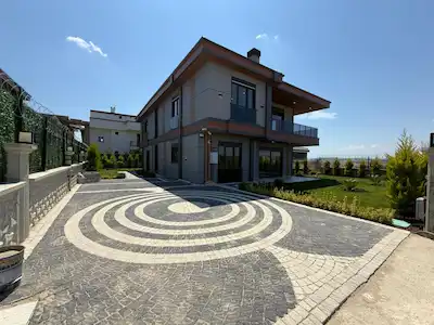 SİLİVRİ SELİMPAŞA'DA 7+1 MÜSTAKIL TRIPLEKS VILLA